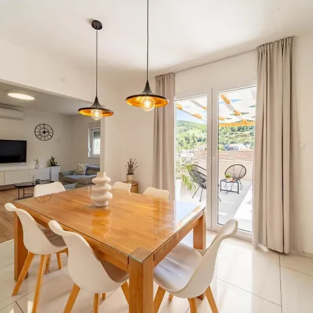 Amazing In With Private Swimming Pool, Be Inside Or Outside *