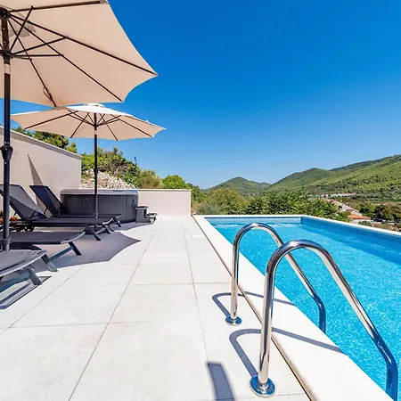Amazing In With Private Swimming Pool, Be Inside Or Outside 度假居 *