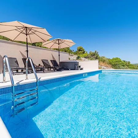 Amazing In With Private Swimming Pool, Be Inside Or Outside 度假居