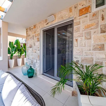 Amazing In With Private Swimming Pool, Be Inside Or Outside *
