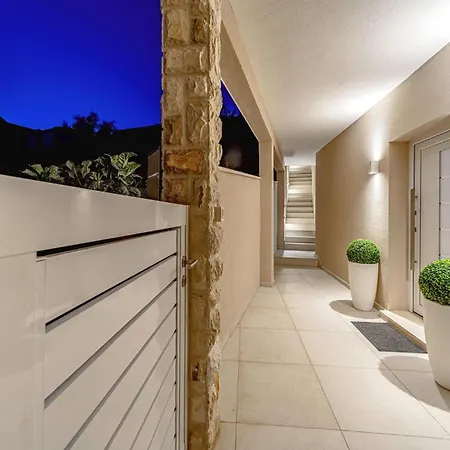 Amazing In With Private Swimming Pool, Be Inside Or Outside 度假居