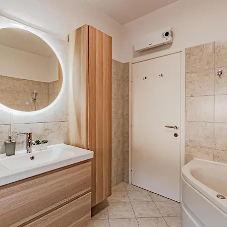 Amazing In With Private Swimming Pool, Be Inside Or Outside *
