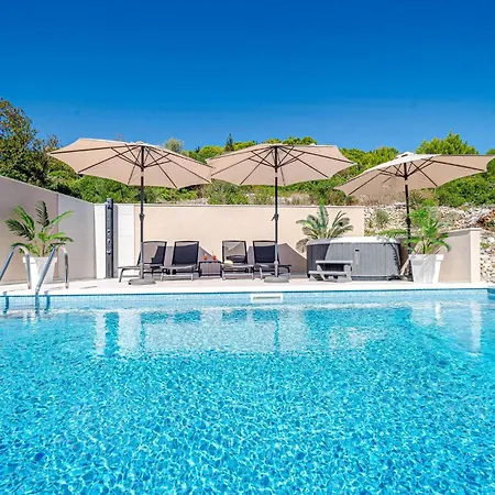 Amazing In With Private Swimming Pool, Be Inside Or Outside 度假居 *