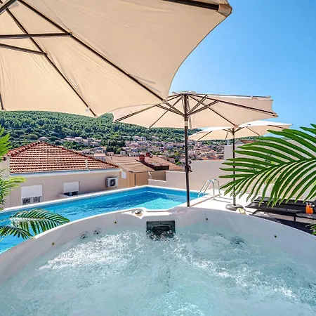 Amazing In With Private Swimming Pool, Be Inside Or Outside *